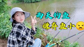 下班时，天色已不像傍晚，倒像是谁把整瓶墨汁泼在了天上。风开始躁动，推搡着行道树，把叶子翻出白晃晃的背面。手机屏幕亮了，气象台的预警短信简短有力，今晚有大暴雨，请市民注意防范